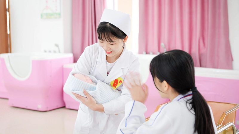月嫂服务价格差异解析：24小时与白天有何不同**
